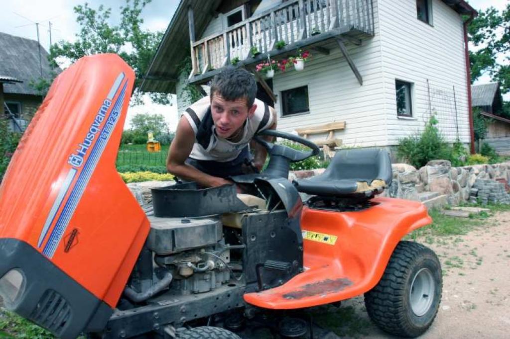Artis Keišs savus pienākumus veic ar lielu atbildību. Darba devējs Māris Brencis saka, ka viņš ir centīgs un strādīgs puisis. 
Autors: Gatis Bogdanovs