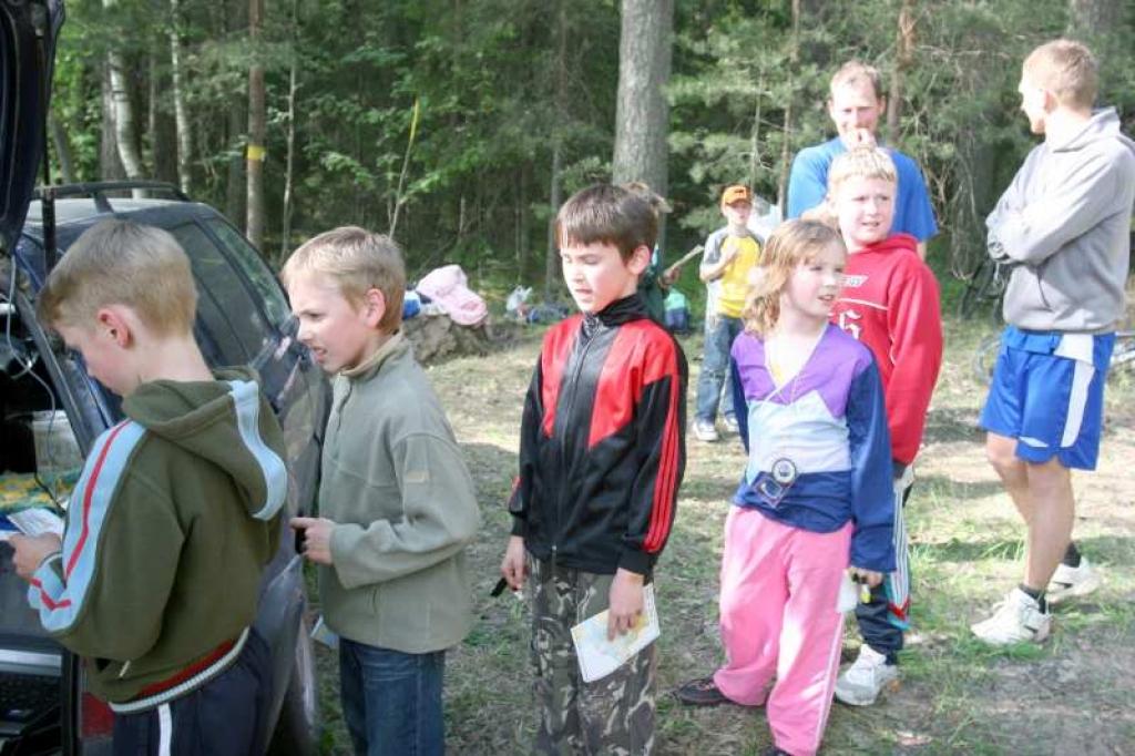 Signe Sirmā orientēšanās daudzdienu sacensībās  “Kāpa 2008” jaunākajā grupā kopvērtējumā izcīnīja sesto vietu. Signe startē arī vietējā orientēšanās seriālā “Gulbene 2008”, attēlā - Velēnas posmā. 
Autors: No arhīva