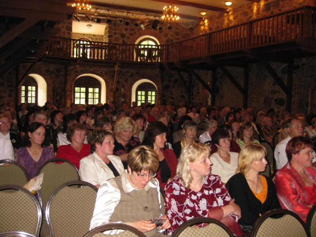 Rajona izglītības darbinieki ikgadējā konferencē saņēma gan laba vēlējumus, gan arī norādes darbam jaunajā mācību gadā. 
Autors: Evita Brokāne