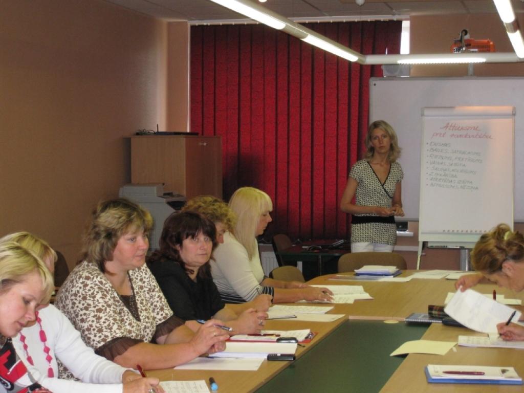 Gulbenes rajona pirmskolas un vispārējās izglītības iestāžu pedagogiem, notika seminārs “Kā atpazīt vardarbībā cietušu bērnu?”, kuru vadīja psiholoģe Inga Jurševska. Pedagogi ne tikai klausījās teoriju, bet darbojās arī praktiski, analizējot dažādas situācijas.
Autors: Inita Savicka