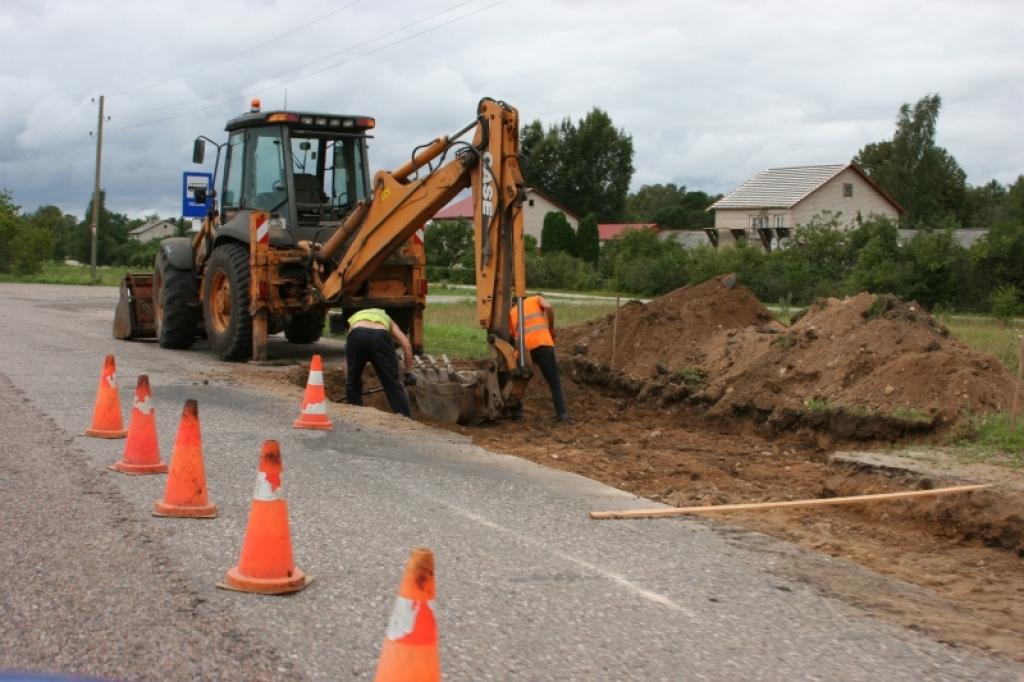 Lizuma pagasta padomes priekšsēdētājs Aldis Strads stāsta, ka nojumes uzstādīšana pieturā notiek pēc iedzīvotāju vēlēšanās. “No vienas pieturas vienā ceļa pusē, kur ir nojume, līdz otrai pieturai otrpus ceļam ir diezgan liels attālums. Lietainā laikā cilvēkiem, sevišķi vecākiem, ir grūti nokļūt līdz pajumtei, tādēļ nolēmām arī otrā pusē uzlikt nojumi, lai cilvēkiem ir iespēja patverties no lietus,” stāsta A.Strads. “Izsludinājām cenu aptauju, pieteicās divi pretendenti, bet uzvarēja IK „Dodger” no Aizkraukles. Nojume izmaksās nedaudz vairāk par 2000 latu.” Tiks sakārtota arī pati  pieturvieta, šos darbus veic mūsu rajona ceļu uzturētāji.
Autors: Gatis Bogdanovs