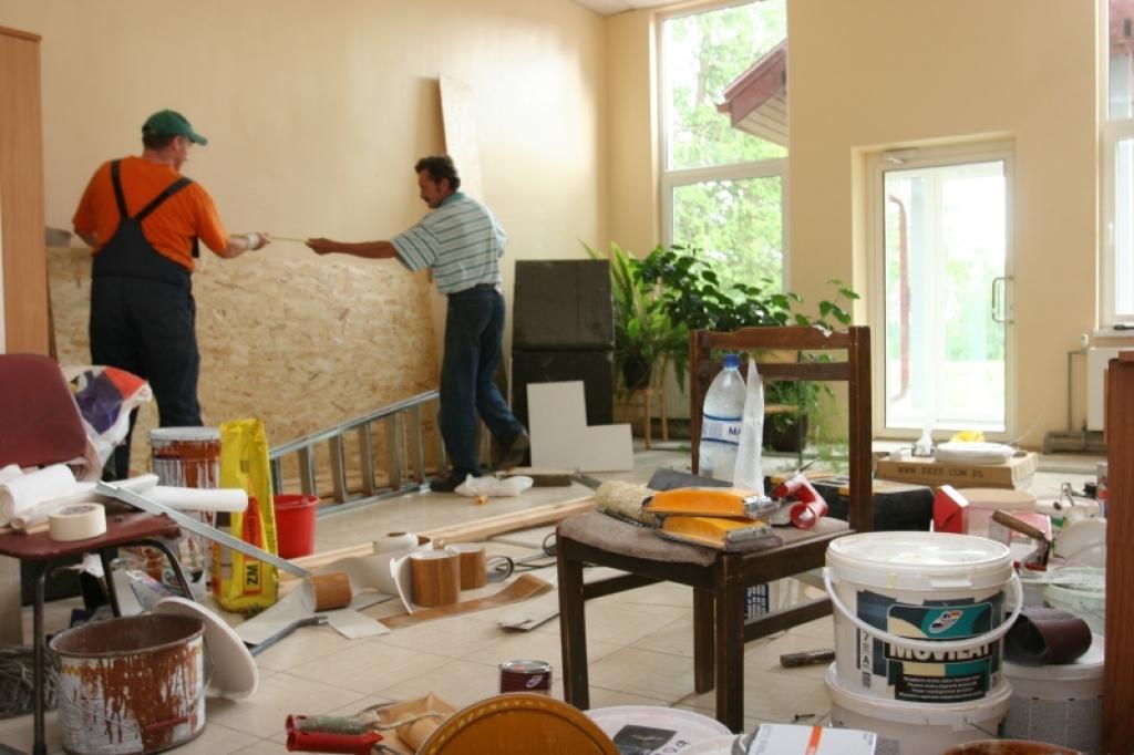 Daudz darba šobrīd tiek ieguldīts arī skolas apkārtnes labiekārtošanā, tiek paplašināts arī rotaļlaukums. Šos darbus palīdz veikt arī jaunieši. 
Autors: Gatis Bogdanovs