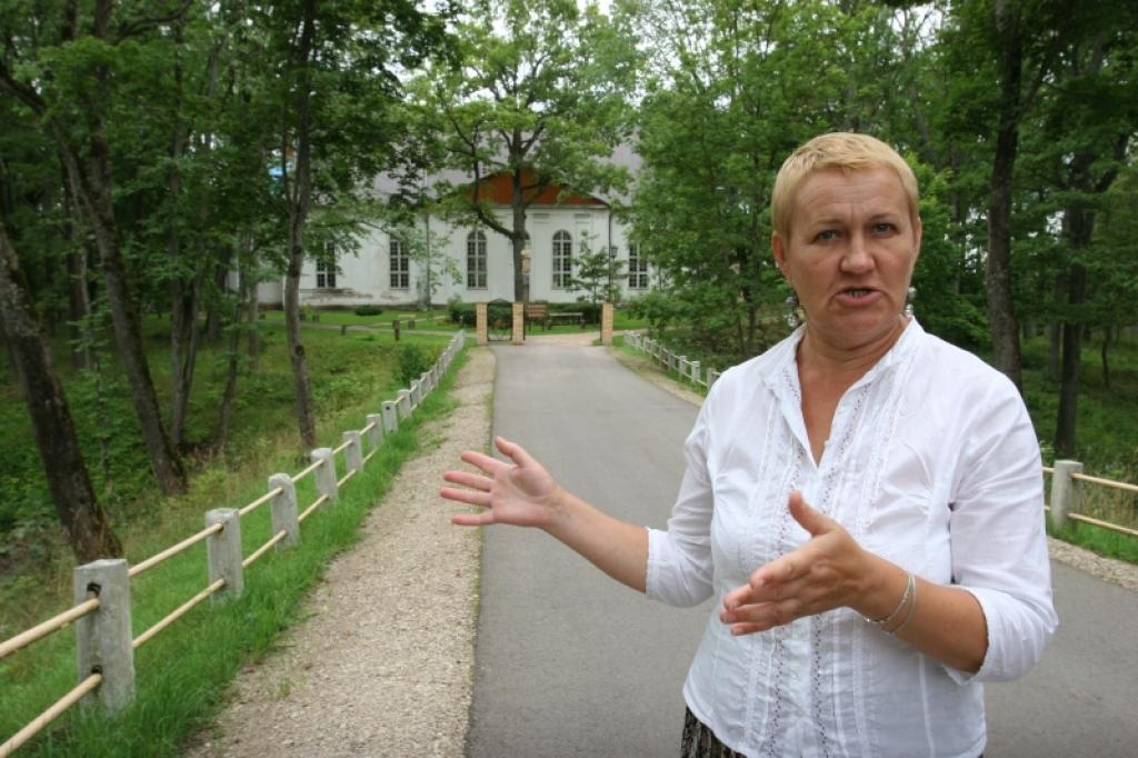 Šovakar pulksten 21.00 pāri Latvijas upēm iedegsies Gaismas tilti. Ikviens ir aicināts savu mīlestību pret tēvzemi iedegt lukturītī un aiznest to uz tiltiem. “Pilsētnieki tiek aicināti pulcēties uz tilta pie Gulbenes evaņģēliski luteriskās baznīcas,” aicina Gulbenes kultūras centra pasākumu organizatore Inese Stalidzāne. 
Autors: Gatis Bogdanovs