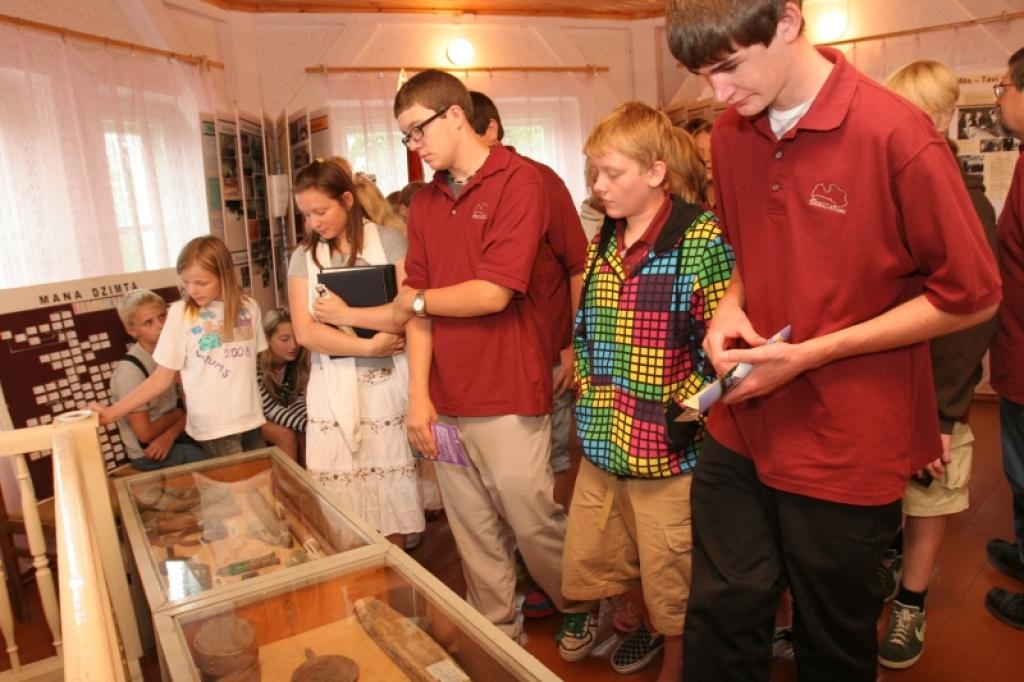 Amerikas latviešu apvienības programmas “Sveika, Latvija!” jauniešu grupa šodien iepazinās ar Lizuma vidusskolu, tās muzeju, Lizuma pagastu, viesojās “Sauliešu” mājās pie gleznotājas Ilonas Brektes, “Dimdiņos” nogaršoja garšīgās konfektes “Gotiņas”, apskatīja Velēnas baznīcu un izbaudīja dažādas atrakcijas Kāzu muzejā. Rīt mūsu tautieši aplūkos, kā cep maizi “Ķelmēnos”, apskatīs Gulbeni un mūsu lepnumu bānīti, bet pēc tam dosies tālāk. 
Autors: Gatis Bogdanovs