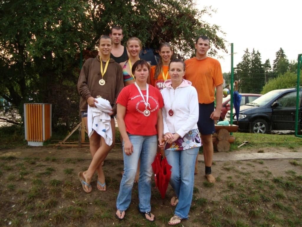 Komandas “Fantasy”, “Basās” un “Marķīzi” pēc Madonas rajona čempionāta smilšu volejbolā.  
Autors: No personiskā albuma