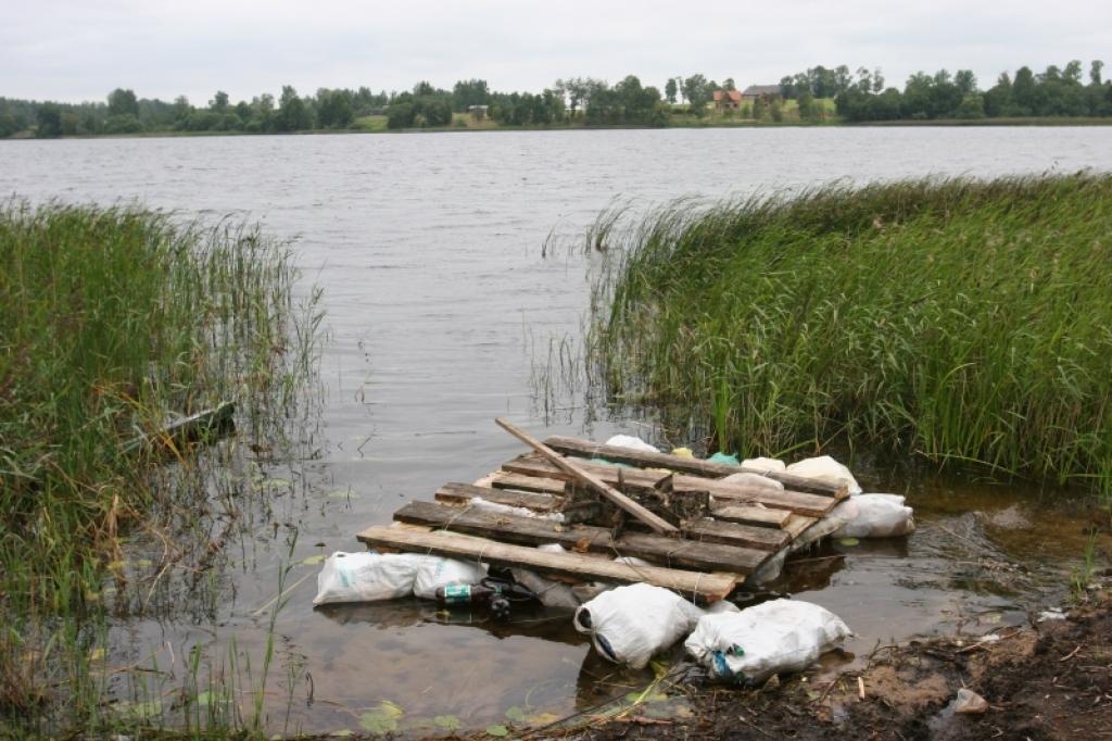 Plosts, kas veidots no dēļiem un turas uz tukšām plastmasas pudelēm, kas sabāztas maisos, gozējas Stāmerienas ezerā.
Autors: Gatis Bogdanovs