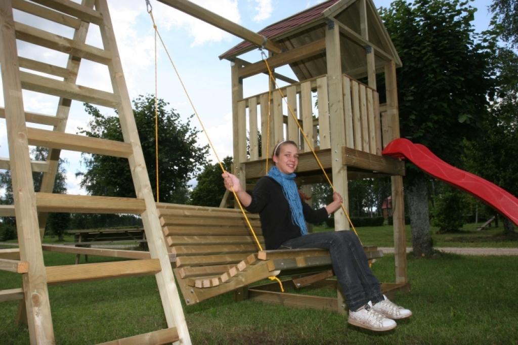 Jaunais atpūtas un rotaļlaukums, kas šovasar ierīkots Galgauskas pagastā, jau paspējis iekarot bērnu atsaucību.
Autors: Gatis Bogdanovs