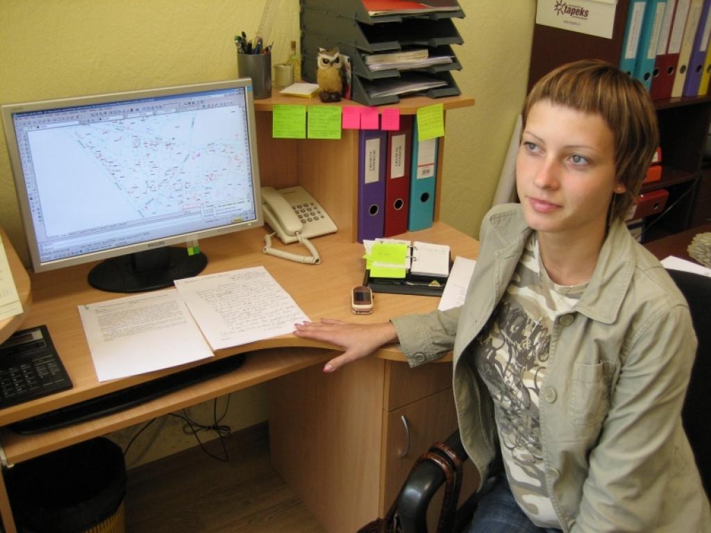 Visi, kam ir jelkādi jautājumi par zemes gabaliem, ielām Gulbenē, var vērsties pie Gulbenes pilsētas domes speciālistes zemes jautājumos Anitas Deksnes, kura atvērs savā datorā pilsētas zemes kadastra digitālo karti, atradīs tajā interesējošo zemes gabalu un sniegs vajadzīgo informāciju.
Autors: Diāna Odumiņa