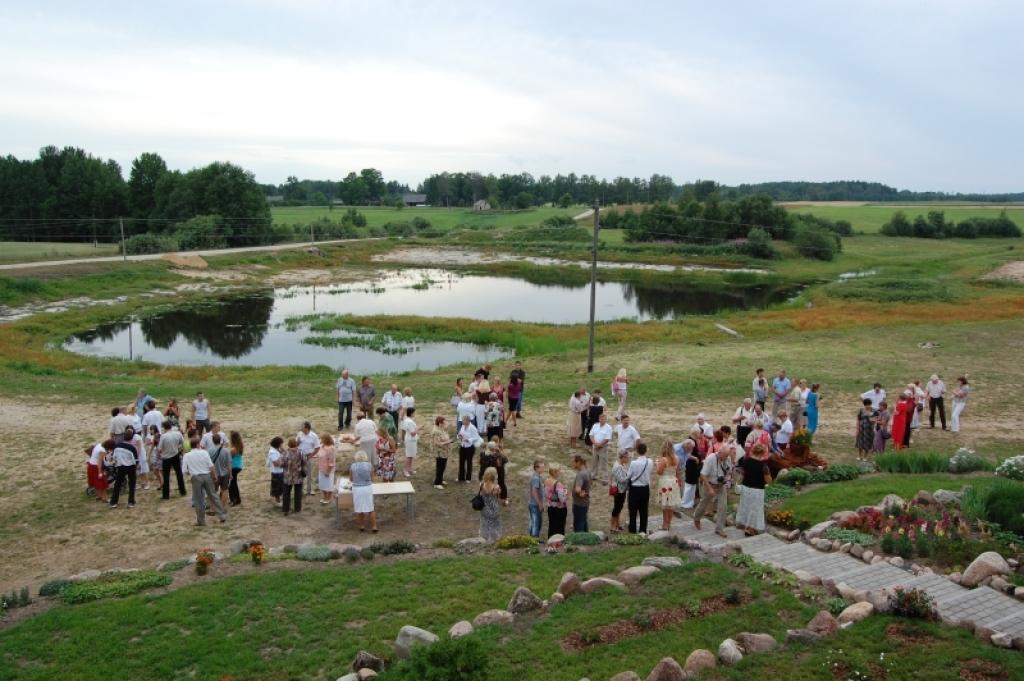 Tirzas pamatskolas 140. dzimšanas dienā reģistrējās vairāk nekā 200 viesi, kuri maksimāli centās piedalīties visos pasākumos, kā arī iestādīt bērzu birztalā, kas veidos skolas apkārtējo ainavu. 
Autors: No personiskā albuma