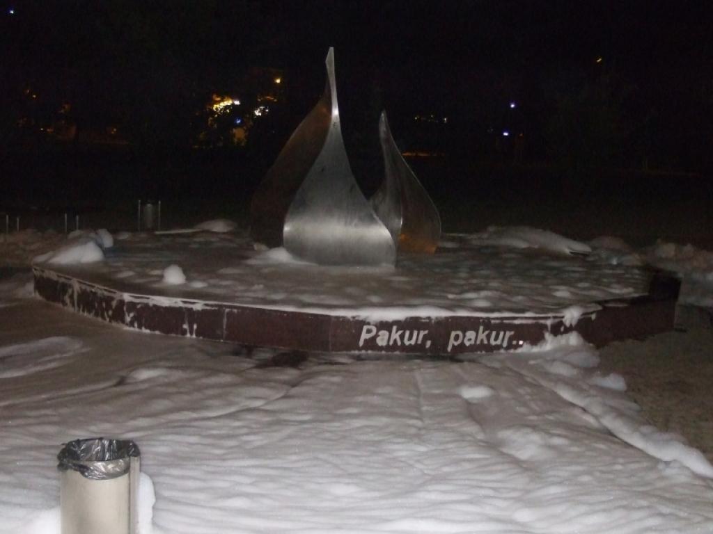 Kā aukstā ziemas naktī, kur putas līdzinās sniegam. Tā saules aptumsuma dienā, 1.augustā, izskatījās huligānu apskādētā strūklaka. Gulbenieši grib zināt cilvēku vārdus, kas to izdarīja. 
Autors: Ilgvars Kalmanis