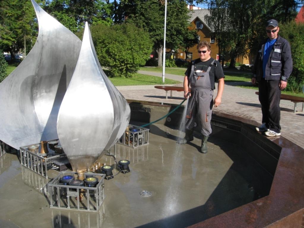 Iztukšoto strūklaku mazgāja tās apsaimniekotājfirmas - SIA 