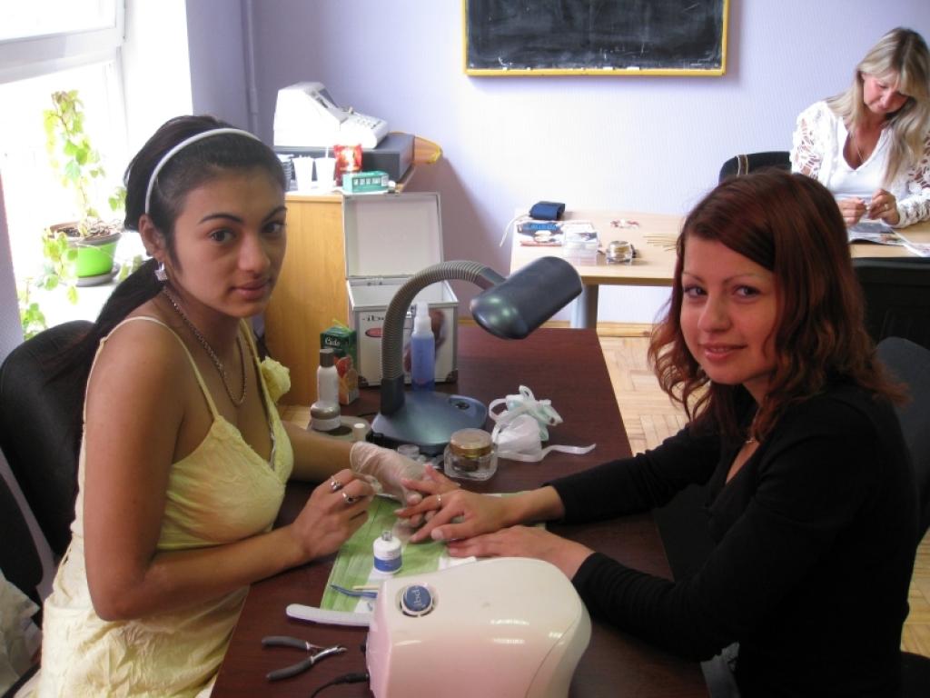 Pašlaik centrā notiek mākslīgo gēla nagu modelēšana. Viena no kursu apmeklētājām Monta Millere no Gulbenes, kurai nesagādā grūtības mācīties vasarā un apgūt kaut ko jaunu, saka, ka viņa ļoti vēlas apgūt šo amata prasmi. 
Autors: Gatis Bogdanovs