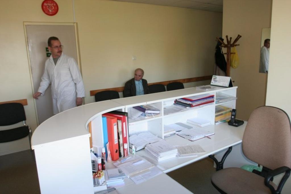 Šodien no pulksten 10.00 līdz 11.00 klusums valdīja arī pie Gulbenes rajona ģimenes ārstu kabinetu durvīm, lai gan citkārt uz pieņemšanu gaidīja daudz slimnieku. Arī pie ģimenes ārsta Egila Luguža kabineta durvīm uzkavējās tikai viens pacients, kas pagaidīja, kad ārsts sāks pieņemt.
Autors: Gatis Bogdanovs