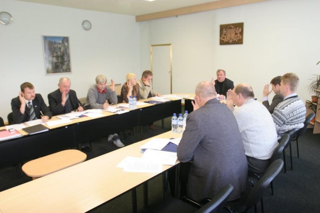 Deputāti, izņemot Andi Caunīti, nobalsoja par zemes nomas līguma pagarināšanu līdz 2018.gada 31.decembrim. Savukārt, lemjot par nākamo jautājumu par līguma papildināšanu ar vienošanos par investīciju veikšanu, visi klātesošie deputāti balsoja 