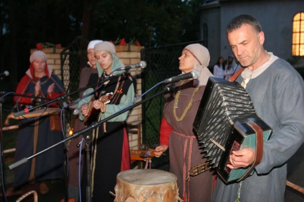 “Ne katrs mēs varam spēlēt simfoniskajā orķestrī, taču folklorā cilvēks var pats dzīvi piedalīties līdzi. Man folklora ir kļuvusi gandrīz par dzīvesveidu, tas ir tas, kā es jūtos, šāda darbošanās man sniedz gandarījumu,” saka Uldis  Bērziņš.
Autors: Gatis Bogdanovs (no arhīva)