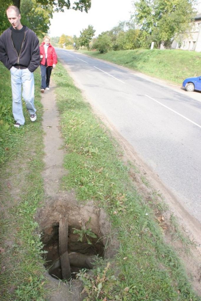 Uz gājēju iemītas takas vairāku mēnešu garumā nu jau ir izveidojusies pamatīgi dziļa bedre, kura tumšā laikā nopietni apdraud kājāmgājēju drošību.
Autors: Gatis Bogdanovs