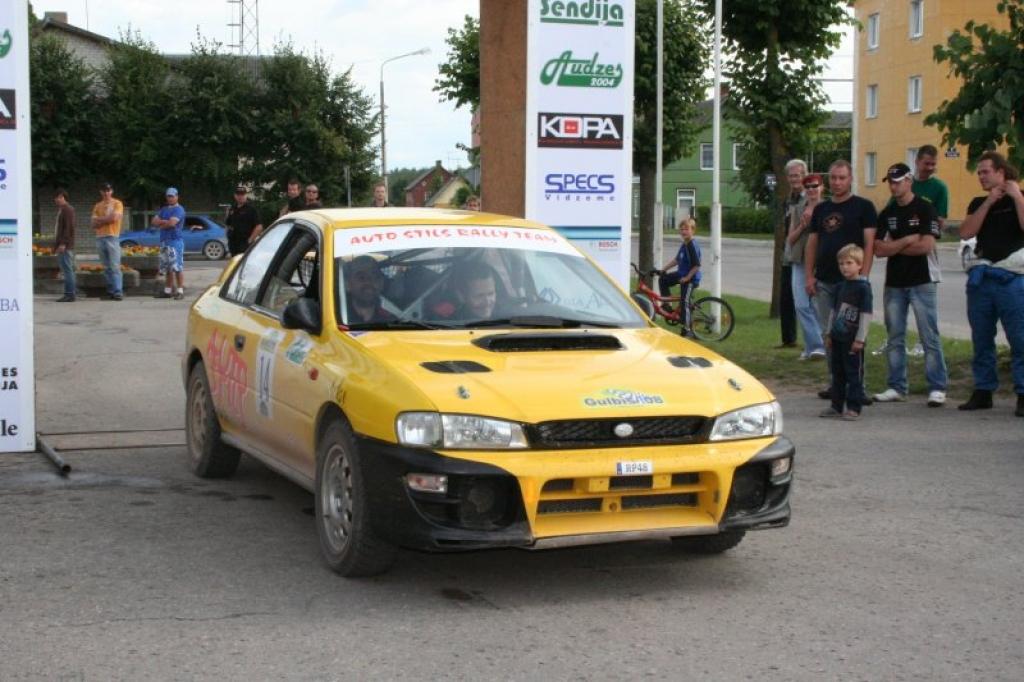 Pēc iepriekšpēdējā posma čempionāta kopvērtējumā Mareks Švarcs - Švampāns/Didzis Putniņš dalīja 1.vietu ar Raimondu Dūci/Gunti Kampi, taču pēc pēdējā posmā iegūtās 2.vietas viņiem nācās samierināties ar 2.vietu arī kopvērtējumā.
Autors: Evita Brokāne (no arhīva)