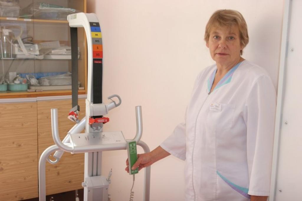 Gulbenes slimnīcas terapijas bloka virsmāsa Ilze Ziediņa vēlas, lai valdība beidzot ieklausītos un sadzirdētu medicīnas speciālistu, kam medicīna ir sirdsdarbs, vēlmi saņemt lielāku atalgojumu, lai pēc nogurdinošas dežūras slimnīcā, nevajadzētu rast papildu iespēju nopelnīt.
Autors: Gatis Bogdanovs