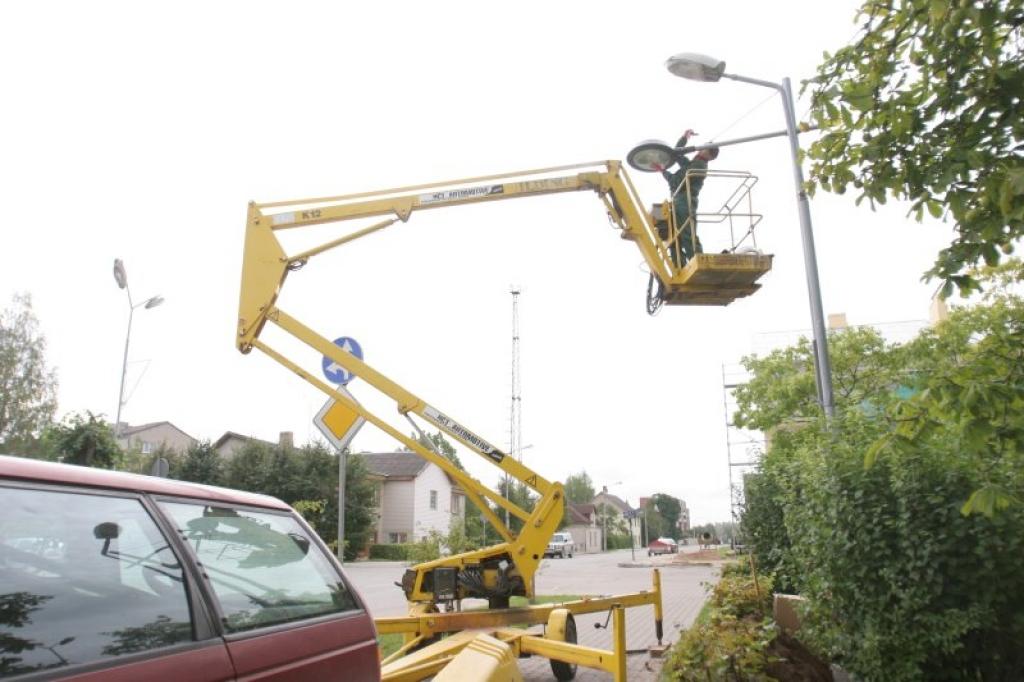 Jaunās apgaismes laternas bija paredzēts uzstādīt jau laikā, kad tika būvēta strūklaka, taču laternas bija pasūtītas no Spānijas un pasūtījums bija ieildzis. 
Autors: Gatis Bogdanovs