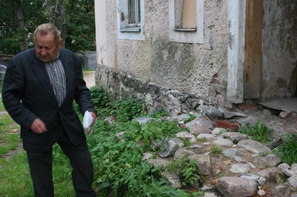 Vecā tualete bija briesmīgā stāvoklī, tāpēc tika nojaukta. Kad nama iemītnieki tiks pie atjaunotas tualetes, vēl nav zināms.
Autors: Gatis Bogdanovs