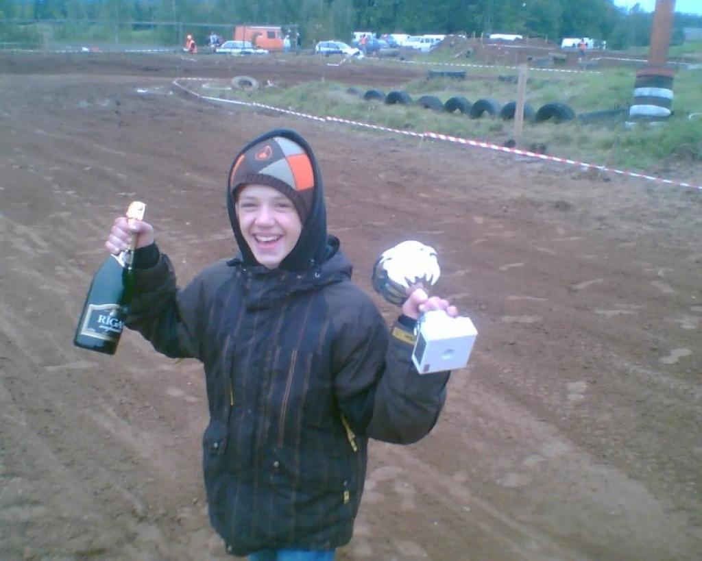 Federācijas kausa izcīņas posmā motokrosā Staros pirmajā sacensību dienā Jānis Stūriška startēja 85 kubikcentimetru klasē un izcīnīja 8.vietu, savukārt otrajā dienā viņš stājās uz starta iesācēju klasē, kur izcīnīja 1.vietu.
Autors: No personiskā albuma