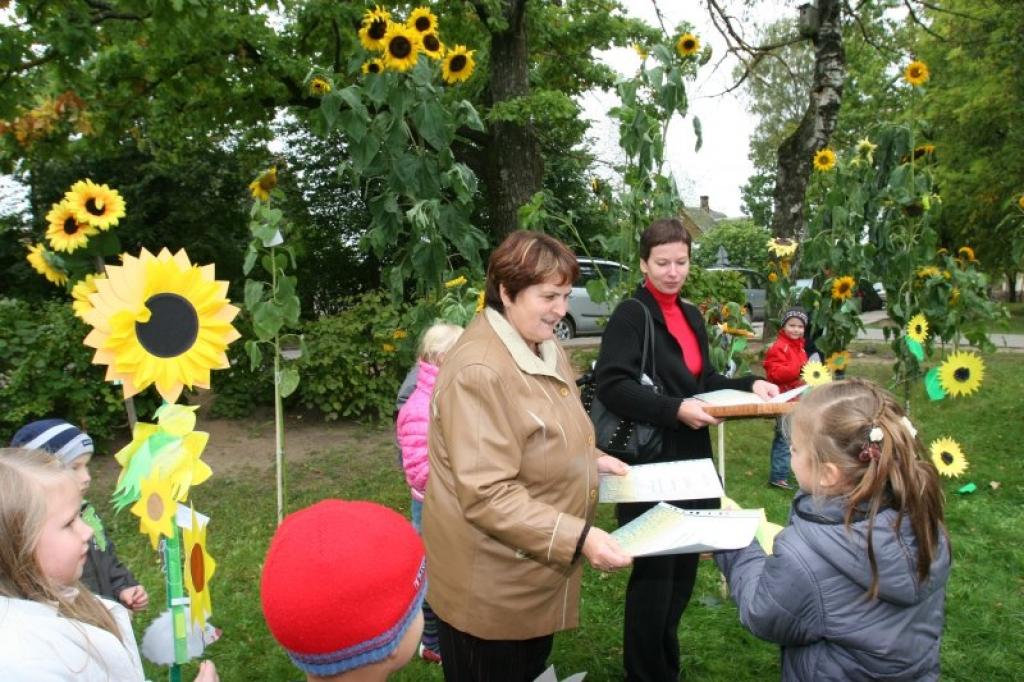Gulbenes 2.vidusskolas skolēni tradicionāli rudenī rīko pašu audzētu saulespuķu izstādi.
Autors: Gatis Bogdanovs