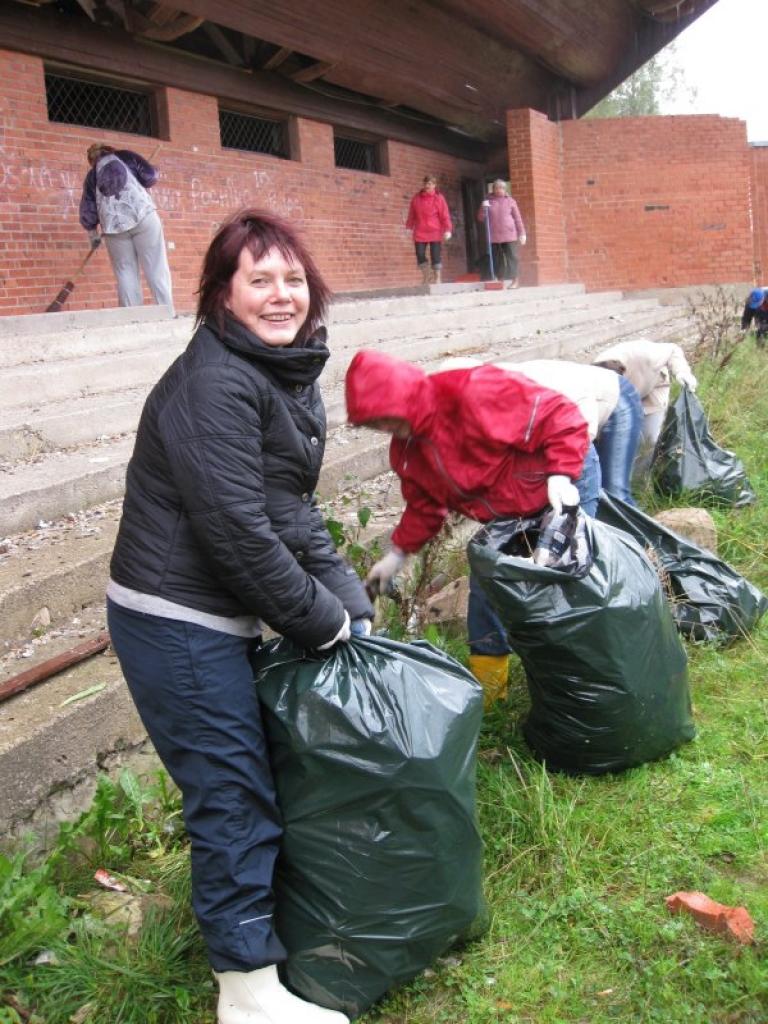 Kopumā talcinieki bijušajā lidlaukā 4 hektāru platībā ap neizmantojamo brīvdabas estrādi pielasīja 28 maisus atkritumu. Katra maisa tilpums - 150 litri. Starp talciniekiem Gulbenes lidlauka estrādes teritorijā vakar rosījās arī pilsētas kultūras centra māksliniece Iveta Laktuka. 
Autors: Diāna Odumiņa