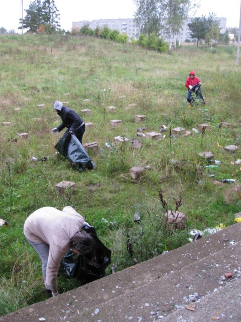 Šodien Gulbenes kultūras centra darbinieki talko pie pilsētas brīvdabas estrādes. 
Autors: Diāna Odumiņa