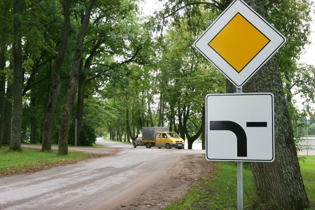 Situācija tur šobrīd ir šāda: iebraucot Druvienas centrā no Tirzas puses, ceļa zīme vēsta, ka, griežoties pa labi uz skolu, ir galvenais ceļš. Iebraucot Druvienā no Lizuma puses, griežoties pa kreisi tajā pašā krustojumā uz skolu, ceļa zīme vēsta, ka arī šis ir galvenais ceļš. 
Autors: Gatis Bogdanovs