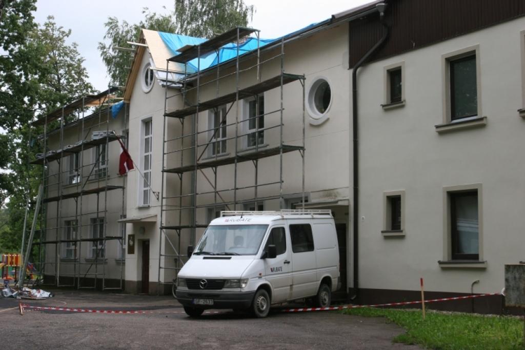 Lietainais laiks nedaudz aizkavējis remontdarbus, tādēļ tie tiks veikti vēl arī septembrī. 
Autors: Gatis Bogdanovs