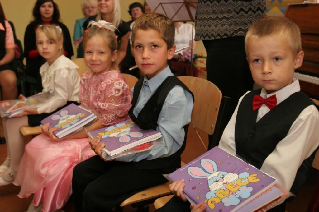 Kr.Valdemāra pamatskolā pirmklasniekiem ābeces dāvināja Beļavas pagasta padome.