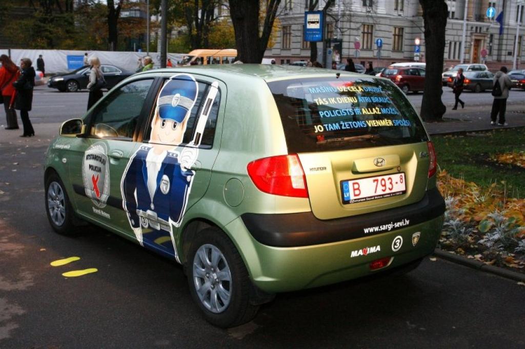 Atstarotāju policijas mašīna reidā Rīgas ielās.