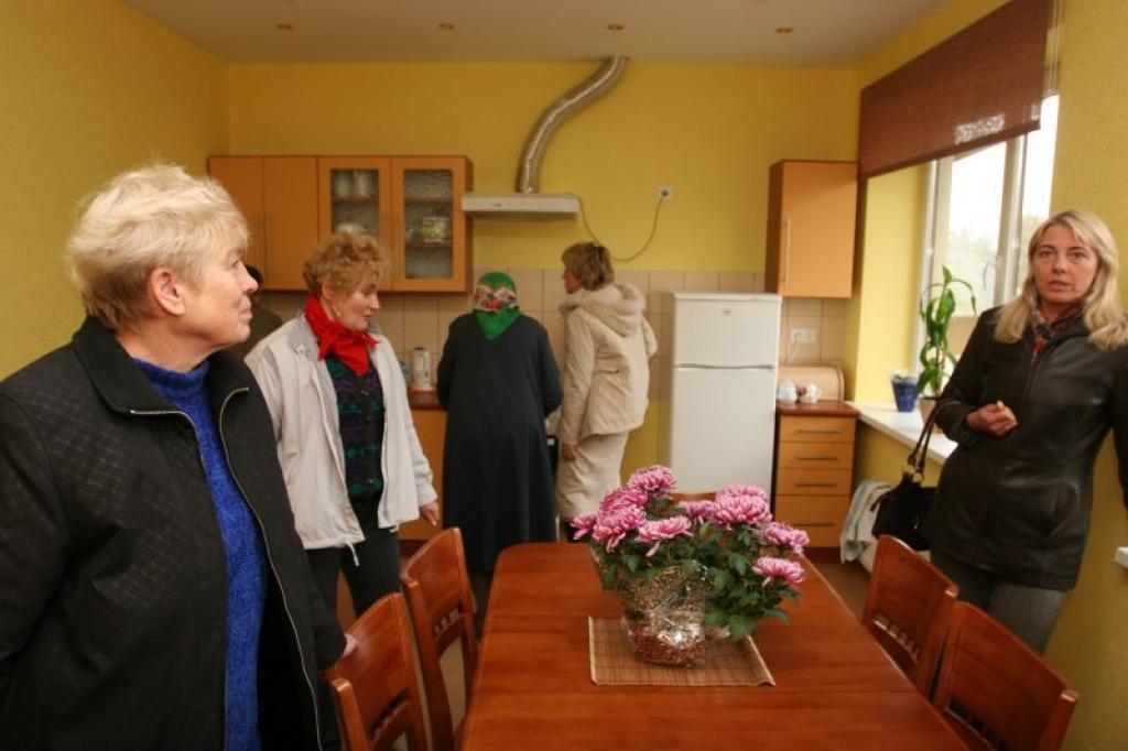 Sociālajai mājai ir sarūpētas skaistas mēbeles un moderns aprīkojums koplietošanas telpām. Iedzīvotāji šeit tiešām varēs justies kā mājās – to atzina arī citi pagasta iedzīvotāji.
Autors: Gatis Bogdanovs