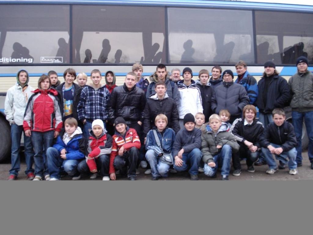 Gandrīz 40 Gulbenes rajona futbola entuziastu, jauno futbolistu, futbola veterānu un interesentu par velti vēroja Baltijas futbola līgas finālspēli, jo biļetes un transporta izdevumus sedza organizatori.
Autors: Arnis Martusevičs