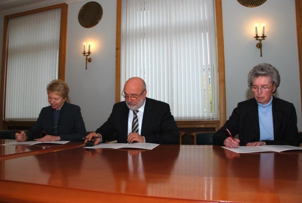 izglītības un zinātnes ministre Tatjana Koķe (no kreisās), Ministru prezidents Ivars Godmanis un LIZDA priekšsēdētāja Astrīda Harbaceviča paraksta vienošanos par pedagogu atalgojuma palielināšanu. 
Autors: Aivis Freidenfelds (Valsts kanceleja)