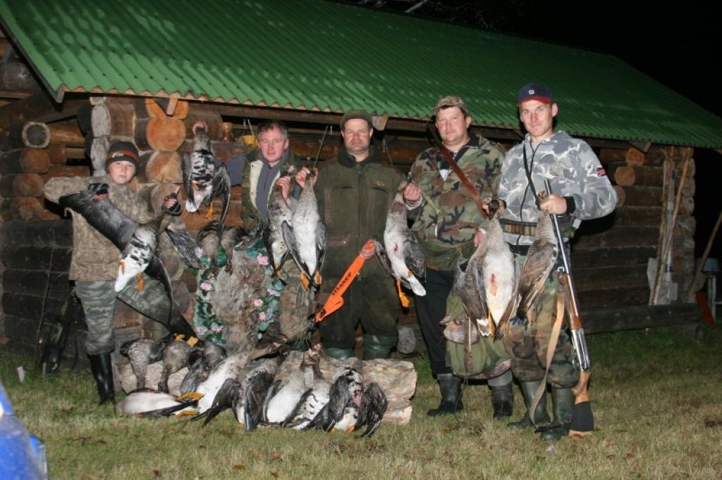 Vilnis Zvirgzdiņš (vidū) ar Raivi Timofejevu (no labās), Aināru Kuprovski un Gati Bogdanovu Ušura purvā un ezerā kādā vakarā nomedīja 18 zosis. Zosu medību gudrības apguva arī Emīls Kuprovskis.
Autors: No personiskā albuma