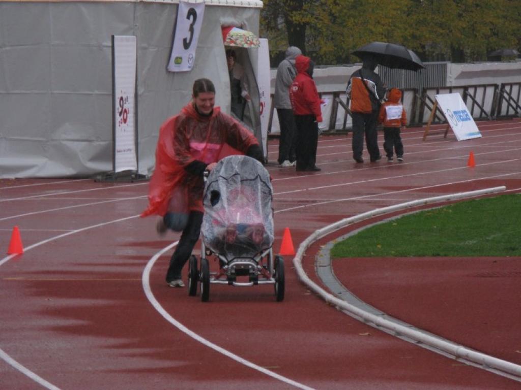 Arī bijusī gulbeniete Aija Konrāde ar meitiņu Katrīnu Lauru kopā ar Jauno māmiņu kluba dalībniecēm piedalījās Ginesa rekorda skrējienā 