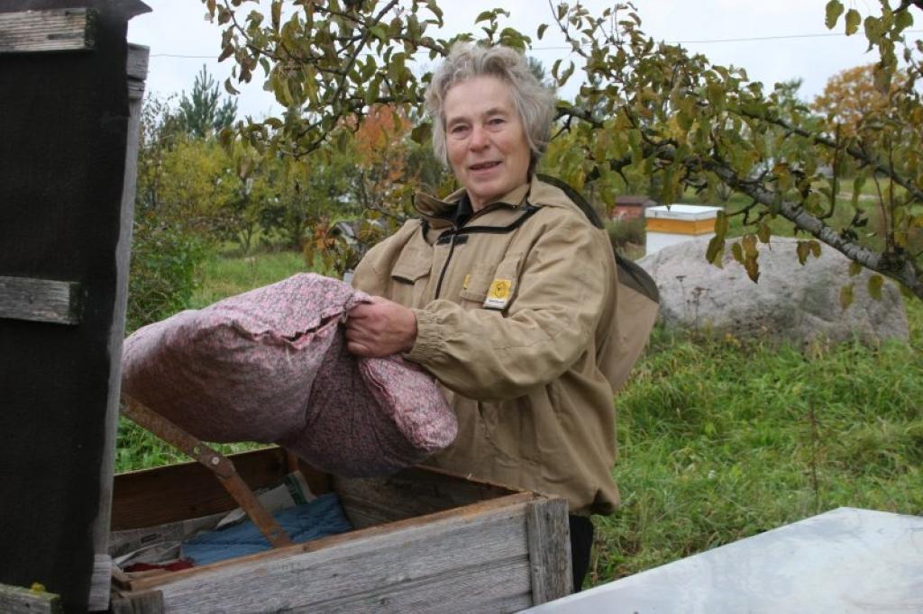 “Goda vietā turu 1965.gadā izdoto biškopības enciklopēdiju, lai, ejot pie bitēm, visu zinātu. Zināšanas papildinu arī dažādos kursos un semināros,” saka tirzmaliete Anna Kļaviņa.
Autors: Gatis Bogdanovs