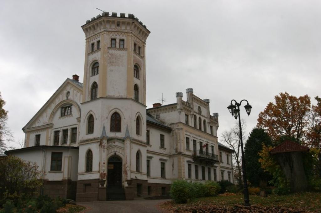 Lizuma pils iegūst ar to, ka tajā jau ilgus gadus ir izvietojusies vidusskola.
Autors: Gatis Bogdanovs