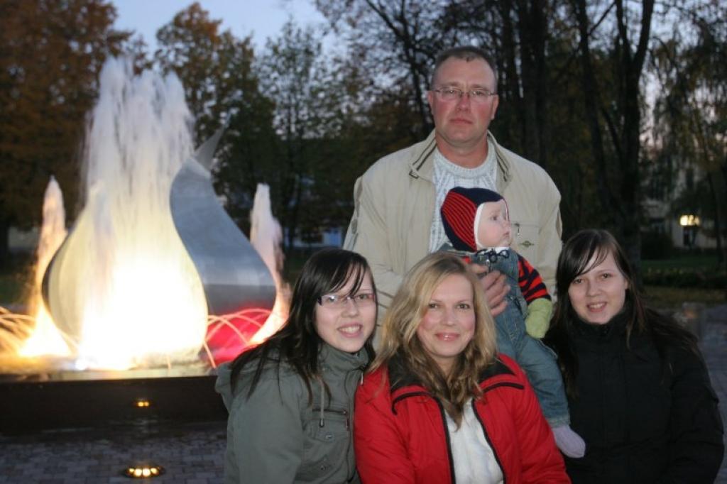 Ainārs Baumanis saka, ka katru svētdienu visa ģimene cenšas aiziet uz baznīcu. “Mums tas ir nepieciešamas, lai gūtu prieku, gandarījumu un svētību. Tas mums dod pozitīvas emocijas un spēku atkal izturēt jaunu nedēļu.
Autors: Gatis Bogdanovs