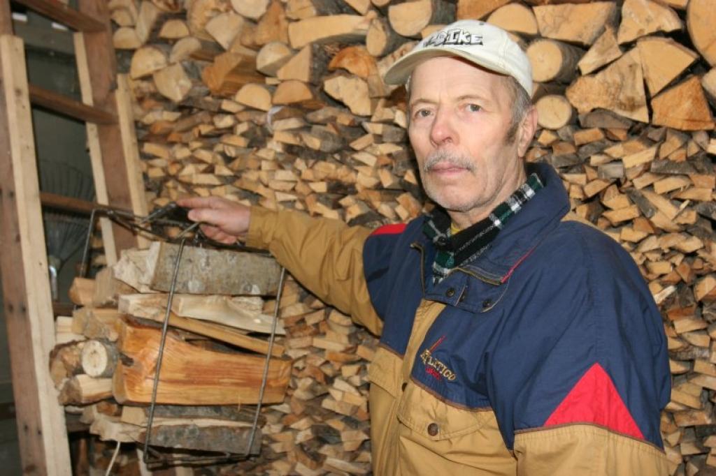 Gulbenietis Juris Šestakovs (attēlā) sava dzīvokļa krāšņu apkurei sarūpējis vēl tikai pusi no ziemai nepieciešamā malkas daudzuma. Viņa dzīvesbiedre Gaļina saka, ka malka ar katru gadu kļūst dārgāka. Viņa apšauba, ka centrālapkure citiem izmaksā dārgāk.
Autors: Gatis Bogdanovs