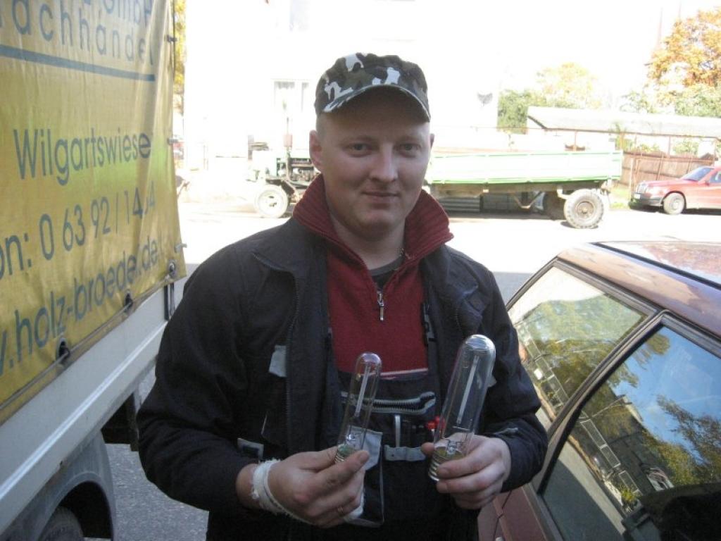 Visā Gulbenē laternās ar laiku degs tikai 100 un 70 vatu spuldzes. Demonstrē SIA “Gulbenes nami” elektriķis Vjačeslavs Avdejevs
Autors: Diāna Odumiņa