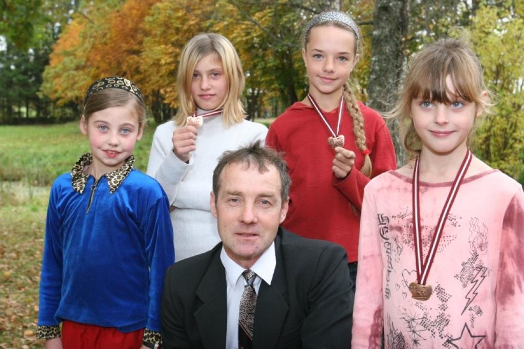 Latvijas 62. skolu spartakiādes rudens krosa stafetēs kopvērtējumā Ozolkalna skola ieguva uzvarētāju kausu. 
Autors: Gatis Bogdanovs