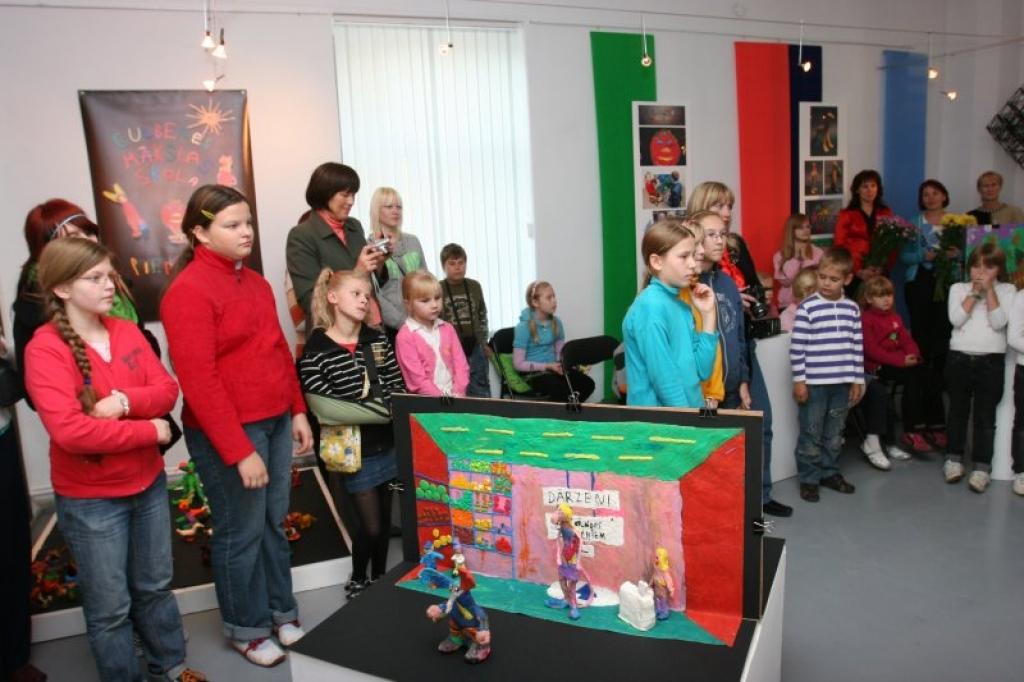 Gulbenes mākslas skolas audzēkņi ar radošām idejām un fantāziju pārsteidz. Viņi ir izveidojuši ne tikai daudzveidīgas un interesantas plastilīna figūras un gleznas, bet arī izveidojuši animācijas filmu.
Autors: Gatis Bogdanovs