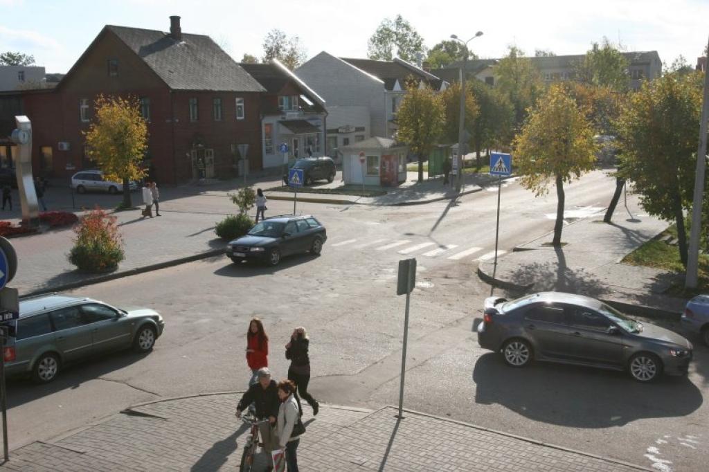 Projekta gaitā paredzēts sakārtot centrālās pilsētas ielas – tās klās jauns asfalta segums tāpat kā Skolas ielā. Paralēli pašvaldība vēlas arī startēt projektā, kur gaitā četros pilsētas krustojumos, arī Rīgas, Bērzu un Ozolu ielas krustojumā, varētu uzstādīt luksoforus.
Autors: Gatis Bogdanovs