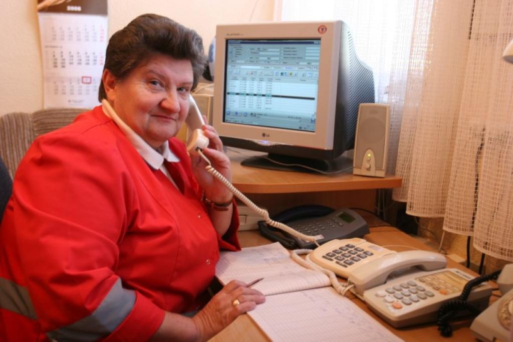 Gulbenes slimnīcās ātrās neatliekamās medicīniskās palīdzības feldšerei Silvijai Škaparei  tagad ir iespējams ne tikai ierakstīt sarunas, bet arī  fiksēt tālruņa numuru un zvana pienākšanas laiku datorā, lai nepieciešamības gadījumā sazinātos ar zvanītāju.
Autors: Gatis Bogdanovs