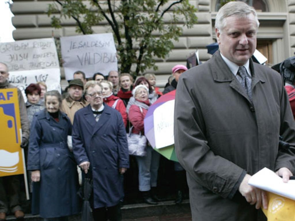 Pēteris Krīgers piketā pie Saeimas nama pērnā gada oktobrī.
Autors: www.apollo.lv