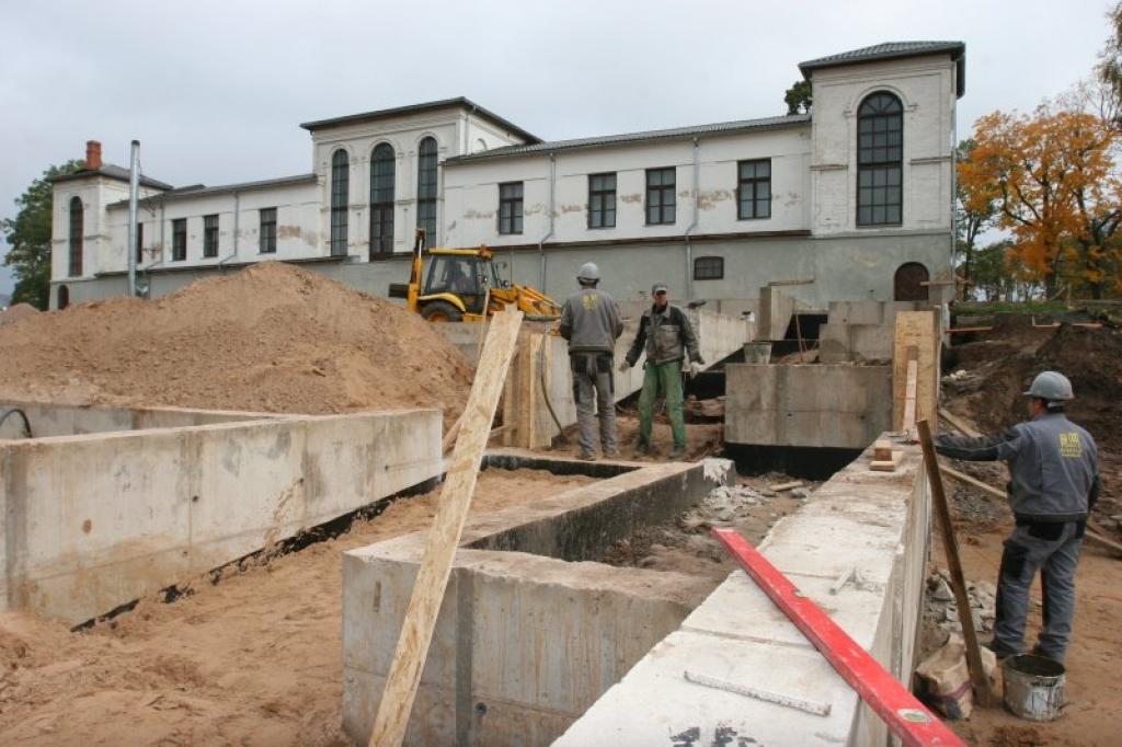 Apmēram pēc nedēļas terasē aiz kādreizējās Vecgulbenes muižas oranžērijas, kurā šobrīd atrodas Gulbenes Vēstures un mākslas muzejs, pacelsies siltumnīcu karkasi. Siltumnīcu pamati jau ir gandrīz ielikti. 
Autors: Foto: Gatis Bogdanovs