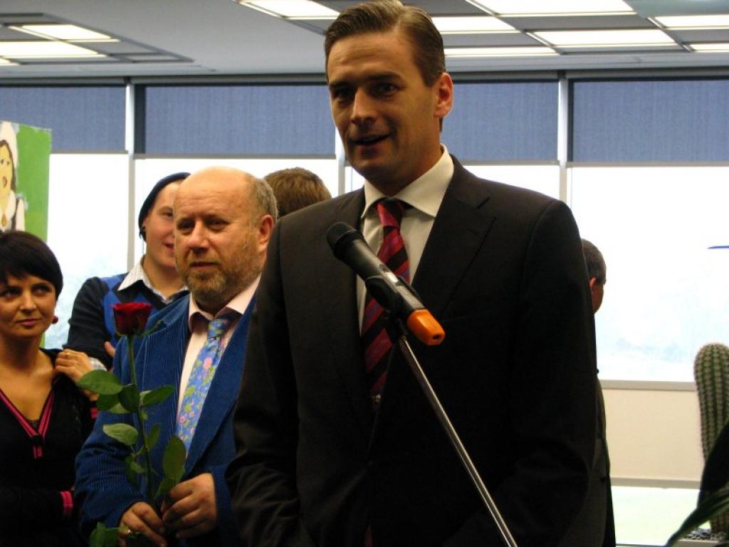 Latvijas Krājbankas prezidents Mārtiņš Bondars atzīmēja, ka banka ir patiesi gandarīta par iespēju piedalīties tik oriģinālā un vienreizējā pasākumā, atbalstot gan lielisko ideju, gan jaunos māksliniekus, gan Dziesmu un Deju svētku tradīciju.