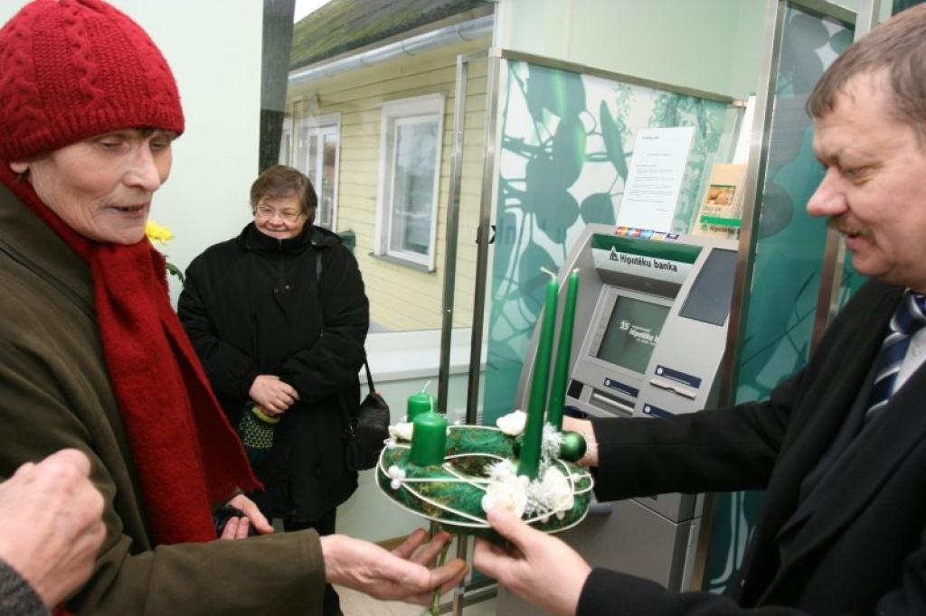 Hipotēku bankas Gulbenes filiāles vadītājs Valtis Krauklis  saņem lejasciemiešu paldies par bankomāta atvēršanu pagasta centrā.
Autors: Gatis Bogdanovs
